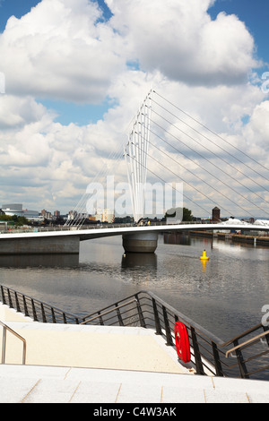 Il Footbridge MediaCityUK su Manchester Ship Canal Salford Quays Manchester REGNO UNITO Foto Stock