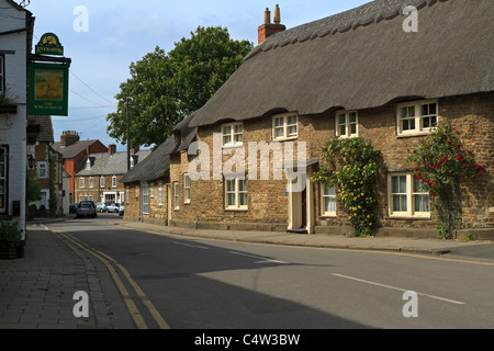 Con il tetto di paglia grazioso cottage in pietra a Oakham, capoluogo di contea di Rutland Foto Stock