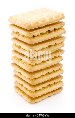 Torre di crema biscotti riempito isolato su bianco Foto Stock