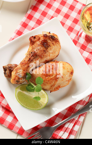 Pollo arrosto con bacchette dorato marrone pelle Foto Stock