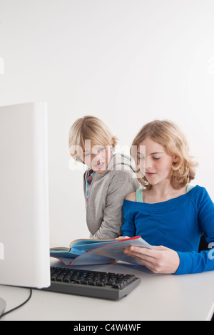 Gli adolescenti tramite il computer Foto Stock