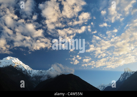 Annapurna Sud e Machapuchare, Annapurna, Annapurna Area di Conservazione, Gandaki, Pashchimanchal, Nepal Foto Stock