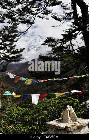 Bandiere di preghiera, Ama Dablam, Parco Nazionale di Sagarmatha, Khumbu, Solukhumbu quartiere, Sagarmatha, Purwanchal, Nepal Foto Stock