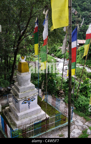 Stupa, Ngadi Bazar Village, Annapurna Area di Conservazione, Gandaki, Pashchimanchal, Nepal Foto Stock