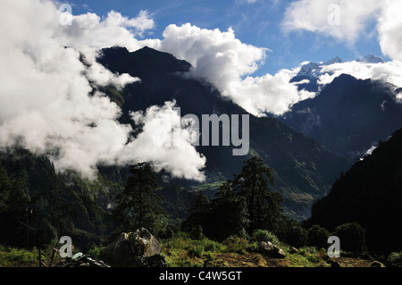 Kechakyu Himal vista dal villaggio Timang, Marsyangdi River Valley, Annapurna Area di Conservazione, Gandaki, Pashchimanchal, Nepal Foto Stock