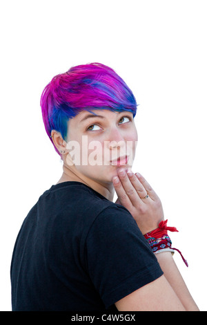 Ragazza giovane o donna con rosa luminoso blu e viola i capelli tinti con un impertinente espressione ludica e pongono Foto Stock