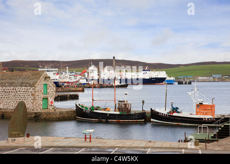 Lerwick, Isole Shetland Scozia, Regno Unito, Europa. Il fieno il Dock con vecchie barche ormeggiate Foto Stock