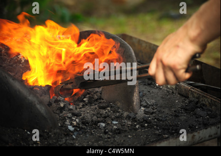 Fabbro riscaldando il ferro nel forno - dettaglio Foto Stock