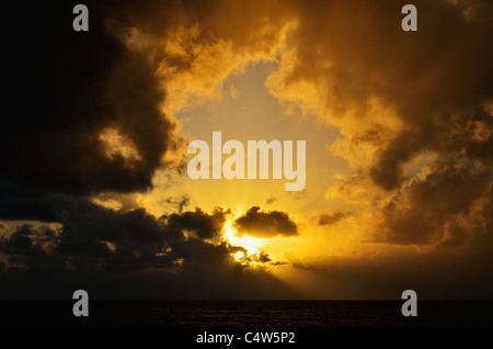 Tramonto sull'Oceano Atlantico, Madeira, Portogallo Foto Stock