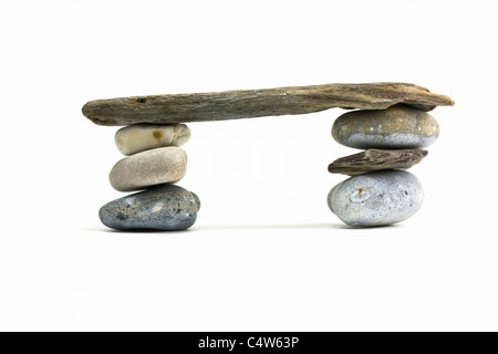 Ponte fatto dalla natura pietre e legno di deriva Foto Stock