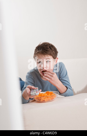 Ragazzo adolescente guardando la televisione, Mannheim, Baden-Württemberg, Germania Foto Stock