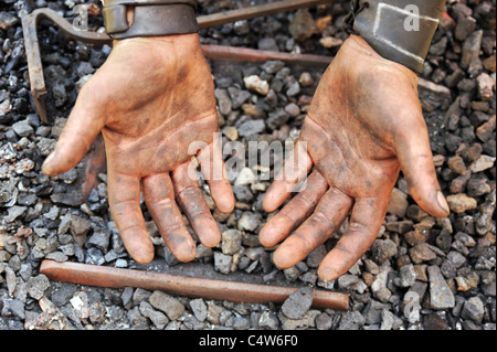 Dettaglio delle mani sporche - fabbro uomo Foto Stock