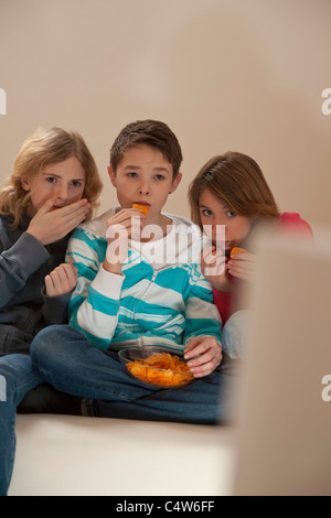 I ragazzi guardano la televisione, Mannheim, Baden-Württemberg, Germania Foto Stock