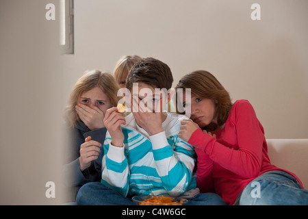 I ragazzi guardano la televisione, Mannheim, Baden-Württemberg, Germania Foto Stock