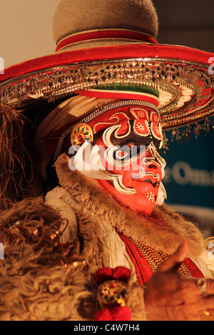 Kathakali attori vestiti come hanuman durante una fase mostra. Foto Stock