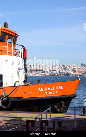 Lisbona portogallo traghetto a Cacilhas sulla riva sud del fiume Tago Tejo Foto Stock