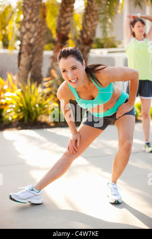 Donne Stretching, Long Beach, nella contea di Los Angeles, California, Stati Uniti d'America Foto Stock