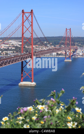 Lisbona portogallo il Ponte 25 de Abril sospensione ponte che attraversa il fiume Tagus visto da North Shore Foto Stock