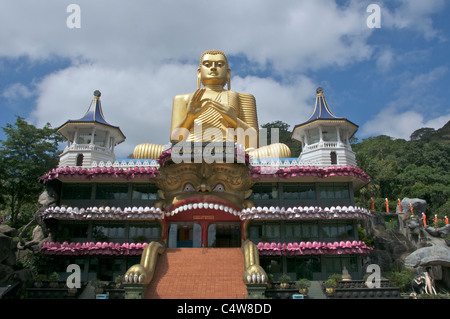 Seduto gigante golden Budda sulla sommità del tempio d'Oro Museum Grotte di Dambulla Triangolo Culturale dello Sri Lanka Foto Stock