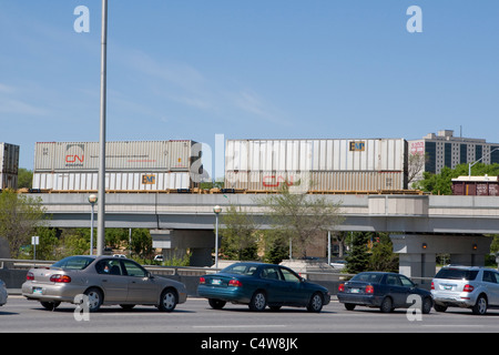 CN (Canadian National) contenitori sono raffigurati su vagoni ferroviari in Winnipeg Foto Stock