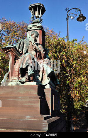 Statua in modo Kelvin Bridge, Kelvingrove Park, Glasgow con i colori complementato con foglie di autunno. Foto Stock