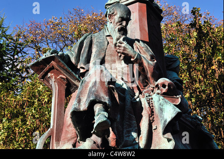 Statua in modo Kelvin Bridge, Kelvingrove Park, Glasgow con i colori complementato con foglie di autunno. Foto Stock