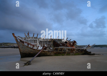 Al crepuscolo, di notte vortici barca, Bunbeg bay, County Donegal, Irlanda meridionale Foto Stock