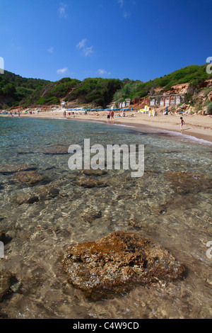 Vista della spiaggia di Es Figueral, Ibiza, Spagna Foto Stock