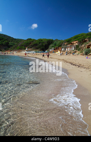 Vista della spiaggia di Es Figueral, Ibiza, Spagna Foto Stock