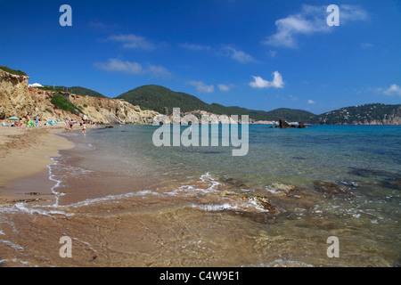 Vista generale della spiaggia di Es Figueral, Ibiza, Spagna Foto Stock