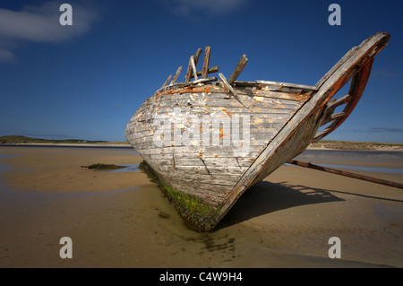 Vortici barca naufragio, Bunbeg Bay, County Donegal, Irlanda meridionale Foto Stock