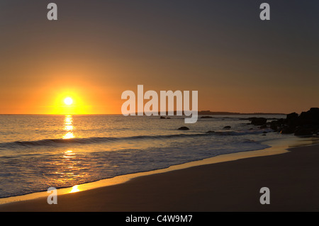 Gli ultimi raggi del sole Donegal, impostazione sun, onde Magheragallon, Derrybeg, sud Irlanda Foto Stock