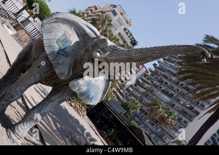 Uno dei famosi Marbella elefanti questo sulla spiaggia e manca una zanna Foto Stock