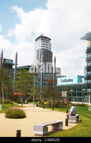 La zona verde in MediaCityUK Salford Quays Manchester REGNO UNITO Foto Stock