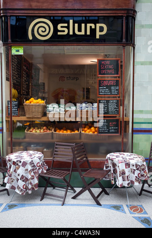 Vetrina/fronte chiamato Slurp vendono frutta fresca nella Royal Arcade, Norwich, Norfolk, Inghilterra, UK, Regno Unito Foto Stock