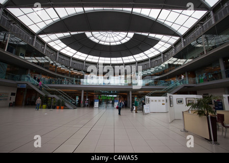 All'interno del Forum in Norwich Norfolk East Anglia un moderno edificio di vetro e acciaio Foto Stock