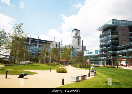 La zona verde in MediaCityUK Salford Quays Manchester REGNO UNITO Foto Stock