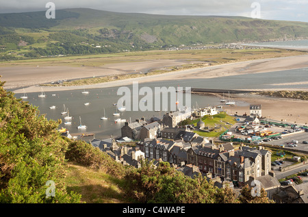 Blaenau Ffestiniog da gorse coperto scogliere di dinas Oleu con Fairbourne nella distanza, il Galles del Nord, Regno Unito Foto Stock