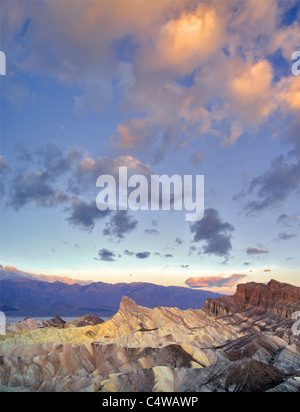 Alba di nuvole a Zabriskie Point, Parco Nazionale della Valle della Morte, California Foto Stock