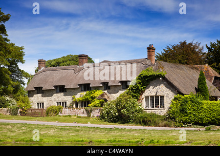 Bella e antica casa indipendente con tetto di paglia di cottage di campagna nel villaggio di Ashmore, Dorset, Inghilterra, Regno Unito in estate Foto Stock