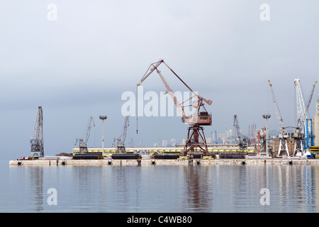 Gru sul dock e il grande, vecchio uno in medio Foto Stock