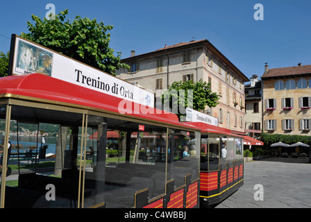 Il treno turistico in Piazza Motta di Orta San Giulio, Novara, Italia Foto Stock