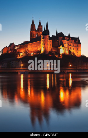 Vista sul fiume Elba al castello di Albrechtsburg, Meissen, in Sassonia, Germania, Europa Foto Stock