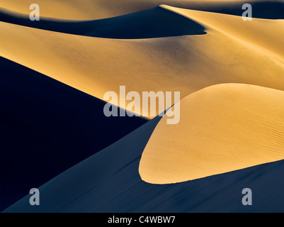 La prima luce sulle dune di sabbia. Parco Nazionale della Valle della Morte, California Foto Stock