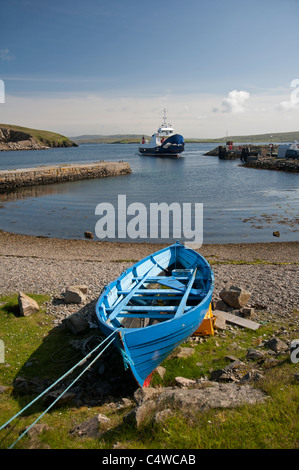 L'Isola di Yell traghetto arrivando alla Shetland continentale al Boot di Toft in Toft Voe. SCO 7613. Foto Stock