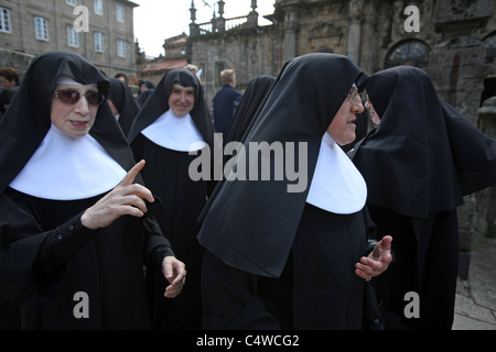 Un gruppo di suore a Santiago de Compostela in Spagna. Foto Stock