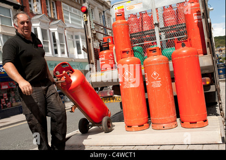 Una consegna di colore arancio Calor gas propano bottiglie cilindri, REGNO UNITO Foto Stock