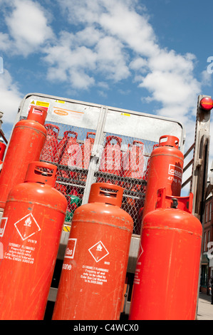 Una consegna di colore arancio Calor gas propano bottiglie cilindri, REGNO UNITO Foto Stock