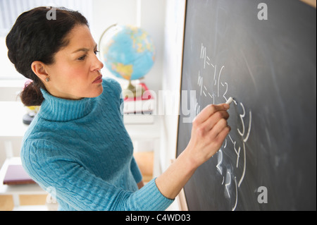 Stati Uniti d'America, New Jersey, Jersey City, donna matura la scrittura sulla lavagna Foto Stock