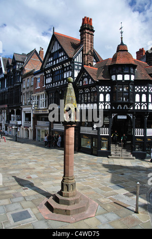 Alta croce con le righe dietro, Bridge Street, Chester, Cheshire, Inghilterra, Regno Unito Foto Stock